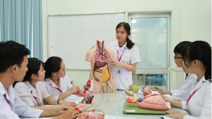 Nhóm ngành sức khỏe thiếu chỉ tiêu, nhiều trường đại học Y Dược tuyển bổ sung số lượng lớn - Ảnh 2.