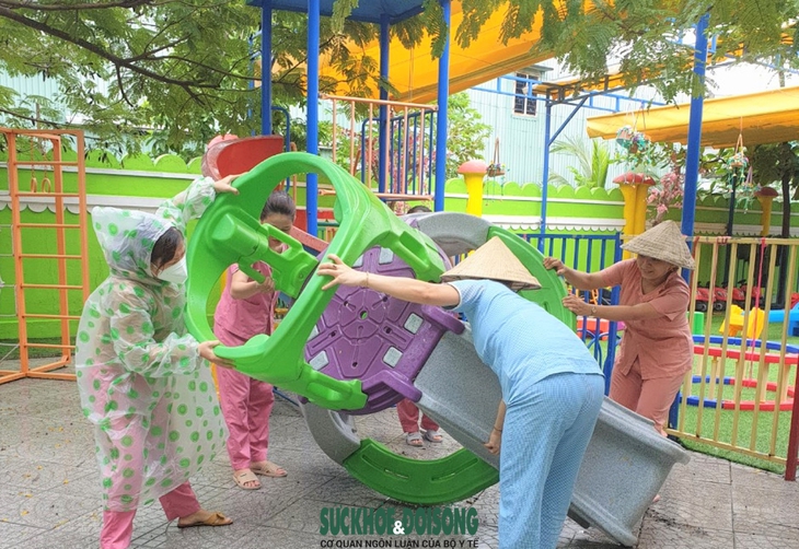 Thầy cô hối hả chằng chống trường lớp trước khi siêu bão Noru đổ bộ - Ảnh 1.