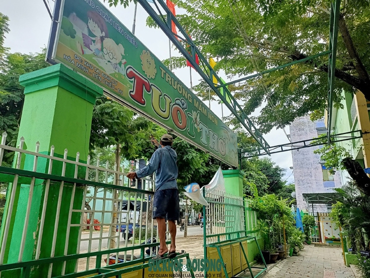 Thầy cô hối hả chằng chống trường lớp trước khi siêu bão Noru đổ bộ - Ảnh 11.