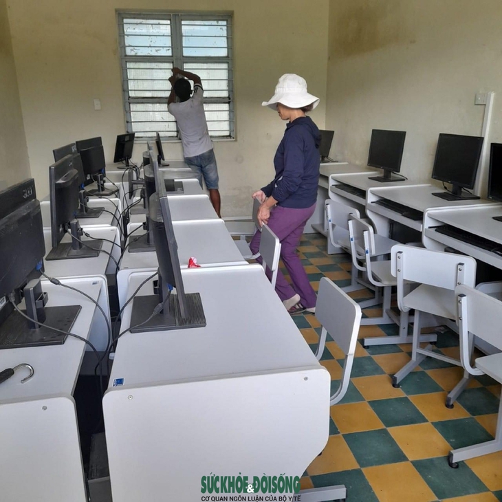 Thầy cô hối hả chằng chống trường lớp trước khi siêu bão Noru đổ bộ - Ảnh 12.
