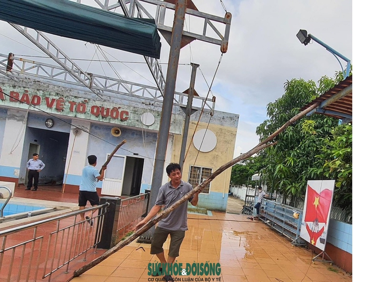 Thầy cô hối hả chằng chống trường lớp trước khi siêu bão Noru đổ bộ - Ảnh 13.