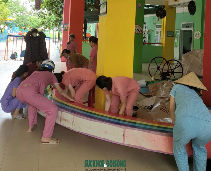 Thầy cô hối hả chằng chống trường lớp trước khi siêu bão Noru đổ bộ - Ảnh 5.