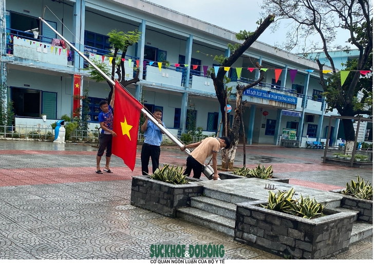 Thầy cô hối hả chằng chống trường lớp trước khi siêu bão Noru đổ bộ - Ảnh 6.