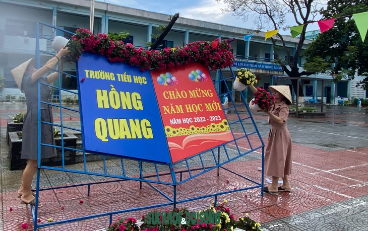 Thầy cô hối hả chằng chống trường lớp trước khi siêu bão Noru đổ bộ - Ảnh 7.