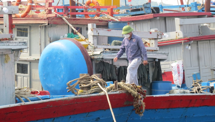 Nghệ An: Khẩn trương kêu gọi tàu thuyền về nơi trú tránh an toàn - Ảnh 1.