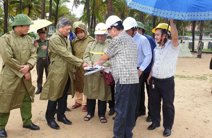 Bộ trưởng Lê Minh Hoan thị sát khu vực sạt lở Cửa Đại trước giờ bão Noru áp sát - Ảnh 1.