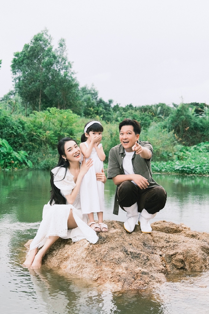 Trường Giang và Nhã Phương chính thức khoe cô con gái nhỏ - Ảnh 1.