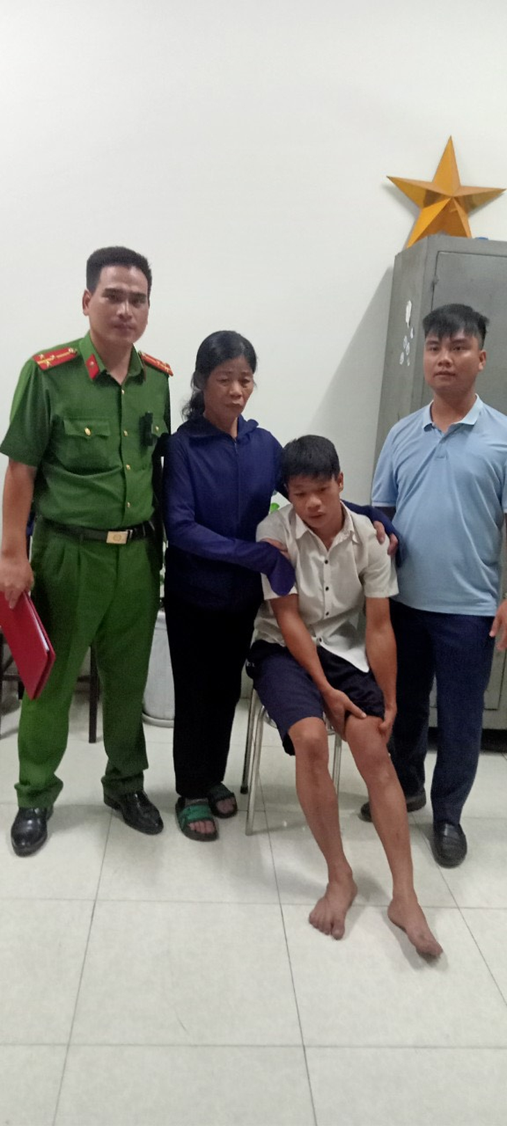 Hà Nội: Kịp thời giữ chân, cứu người nhảy cầu trong đêm - Ảnh 2.