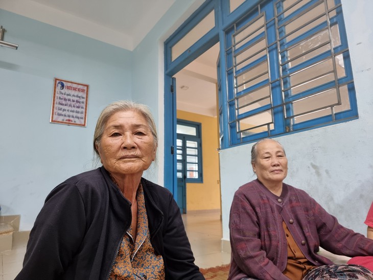 Ở nơi trú bão Noru, nghe các cụ bà nói chuyện thường xuyên 'bỏ nhà chạy bão’ - Ảnh 1. Ở nơi trú bão Noru, nghe các cụ bà nói chuyện thường xuyên 'bỏ nhà chạy bão’ - Ảnh 1.