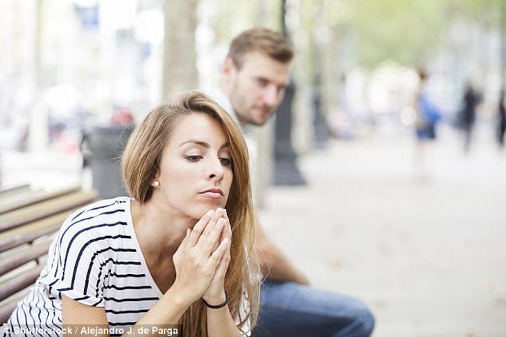 Stress có thể khiến bạn "để tâm" hơn tới thói quen xấu của bạn đời - Ảnh 1.