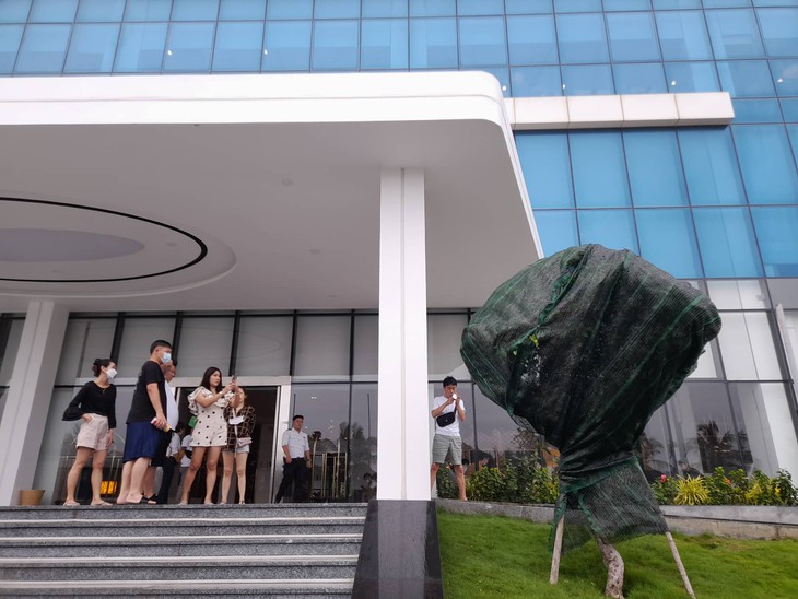 Khách sạn, hàng quán đóng cửa sớm để gia cố chống siêu bão Noru - Ảnh 10.