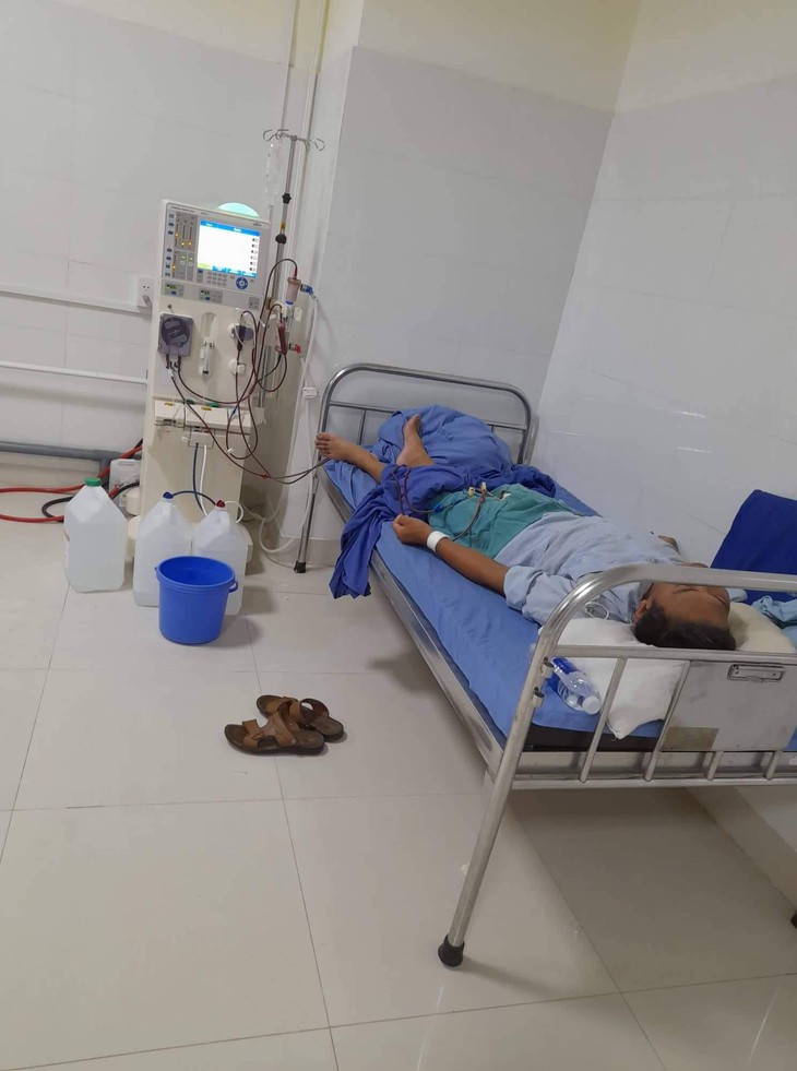 Người bố nghèo ròng rã chạy thận suốt 5 năm, cả nhà lao đao - Ảnh 1.