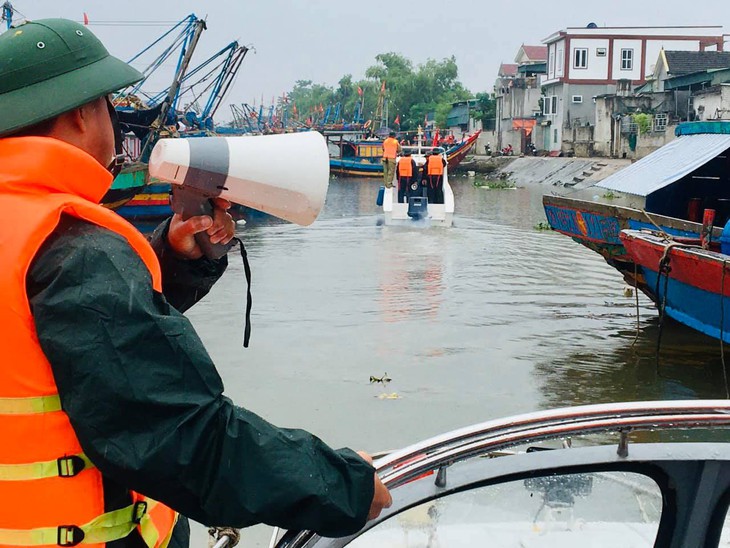 Các tỉnh miền Trung cấm người dân ra khỏi nhà khi bão Noru đổ bộ - Ảnh 3. Các tỉnh miền Trung cấm người dân ra khỏi nhà khi bão Noru đổ bộ - Ảnh 3.