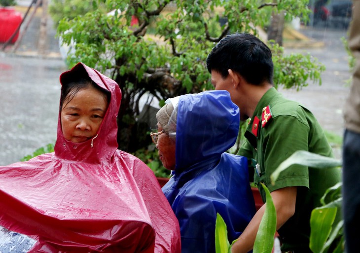 Ở nơi trú bão Noru, nghe các cụ bà nói chuyện thường xuyên 'bỏ nhà chạy bão’ - Ảnh 4. Ở nơi trú bão Noru, nghe các cụ bà nói chuyện thường xuyên 'bỏ nhà chạy bão’ - Ảnh 4.