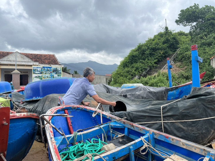Các tỉnh miền Trung cấm người dân ra khỏi nhà khi bão Noru đổ bộ - Ảnh 5. Các tỉnh miền Trung cấm người dân ra khỏi nhà khi bão Noru đổ bộ - Ảnh 5.