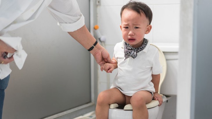 5 tuyệt chiêu giúp trẻ xua tan nỗi lo táo bón kéo dài - Ảnh 1.
