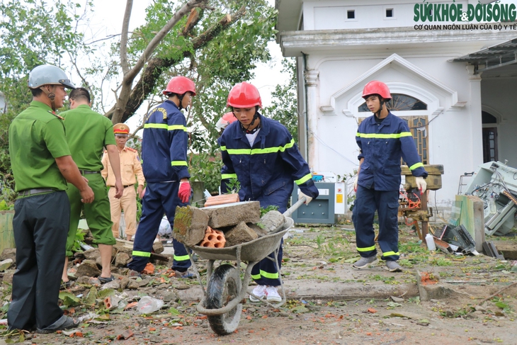 Nhà cửa tan hoang sau bão Noru, người dân vẫn chưa chết bàng hoàng - Ảnh 10.