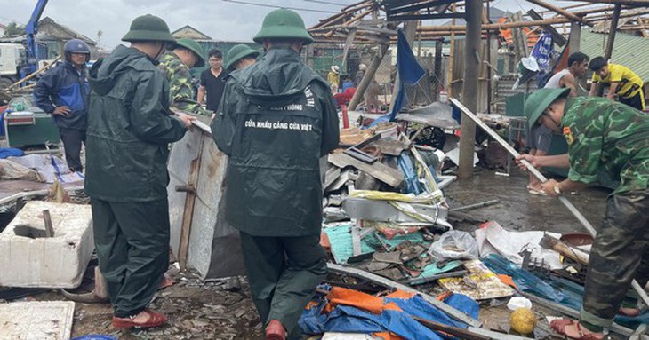 "Khúc ruột" miền Trung hoang tàn sau bão, người dân đau đớn nhìn tài sản bị cuốn bay