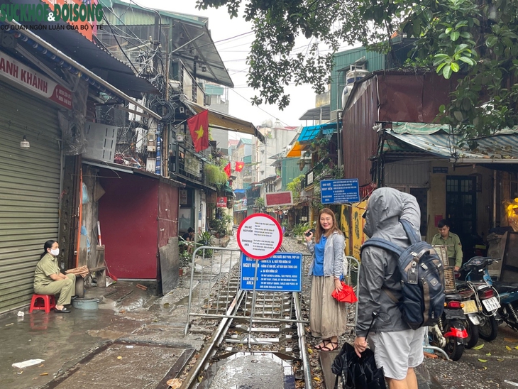 'Phố cà phê đường tàu' sau 2 tuần 'cấm vận' - Ảnh 11.