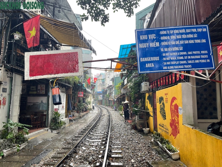 'Phố cà phê đường tàu' sau 2 tuần 'cấm vận' - Ảnh 2.