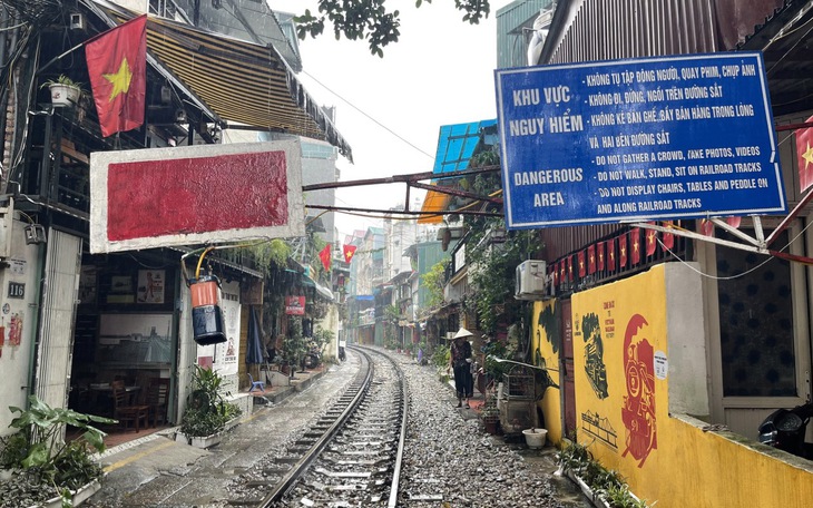 Phố "cà phê đường tàu" sau 2 tuần đóng cửa