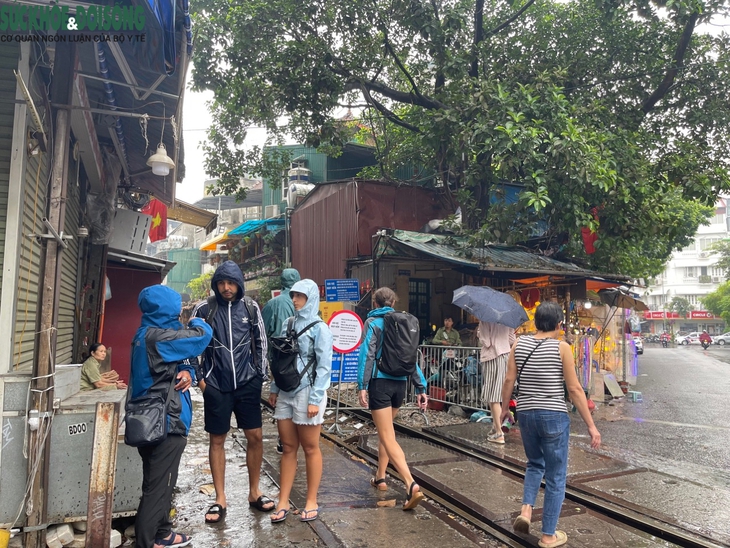 'Phố cà phê đường tàu' sau 2 tuần 'cấm vận' - Ảnh 10.