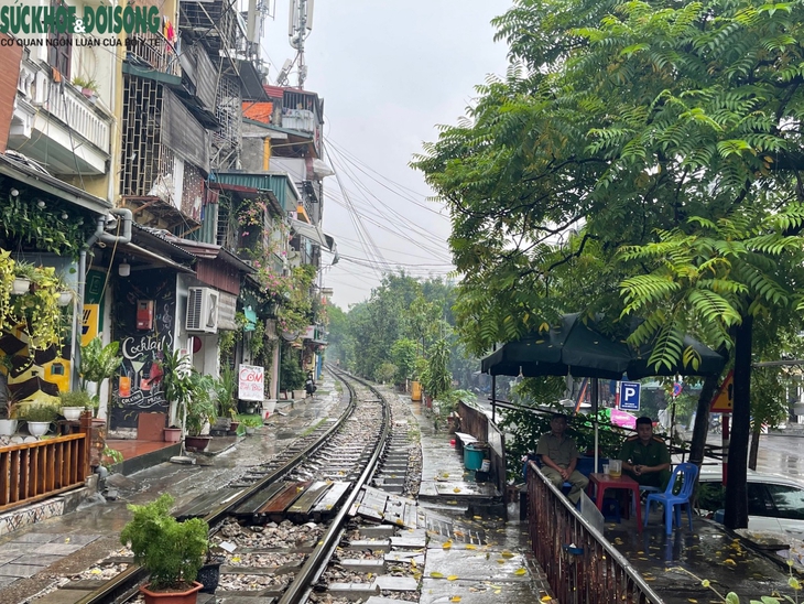 'Phố cà phê đường tàu' sau 2 tuần 'cấm vận' - Ảnh 3.