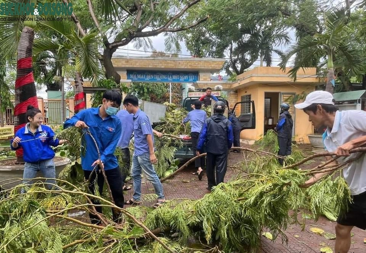 Bão vừa tan, thầy cô lại tất bật dọn dẹp trường lớp để đón học sinh vào ngày mai - Ảnh 5.