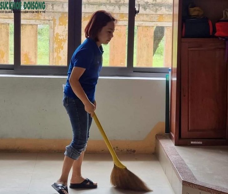 Bão vừa tan, thầy cô lại tất bật dọn dẹp trường lớp để đón học sinh vào ngày mai - Ảnh 6.
