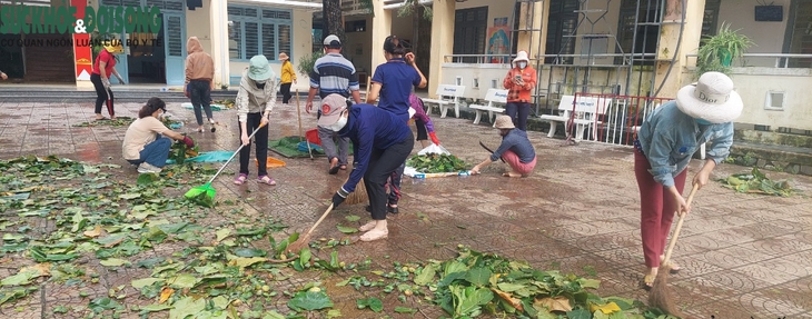 Bão vừa tan, thầy cô lại tất bật dọn dẹp trường lớp để đón học sinh vào ngày mai - Ảnh 9.