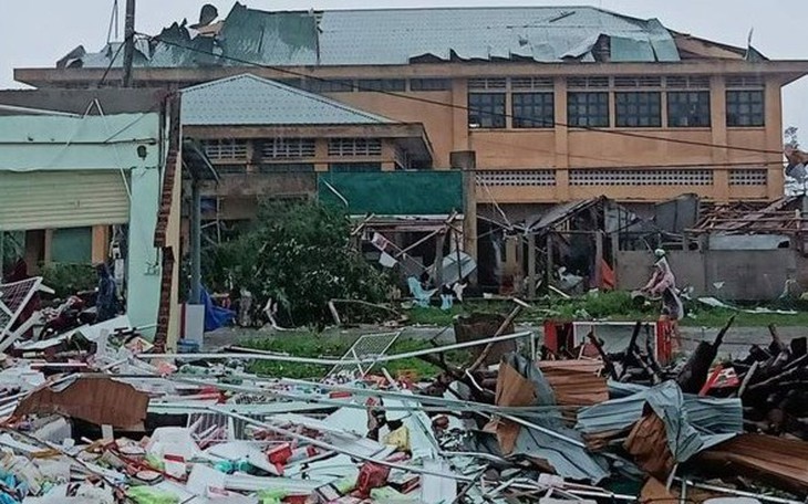 Tan hoang sau bão số 4 Noru, nhiều nhà dân tốc mái, cây xanh gãy đổ