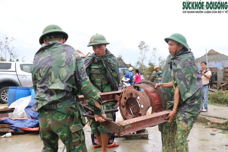 Nhà cửa tan hoang sau bão Noru, người dân vẫn chưa chết bàng hoàng - Ảnh 11.