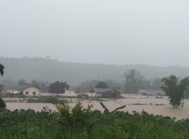 Bão Noru suy yếu vẫn khiến Lào chìm trong 'biển nước' - Ảnh 1. Bão Noru suy yếu vẫn khiến Lào chìm trong 'biển nước' - Ảnh 1.