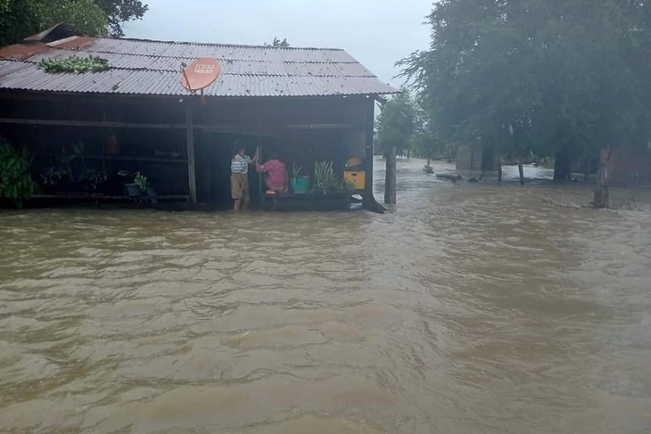 Bão Noru suy yếu vẫn khiến Lào chìm trong 'biển nước' - Ảnh 5. Bão Noru suy yếu vẫn khiến Lào chìm trong 'biển nước' - Ảnh 5.