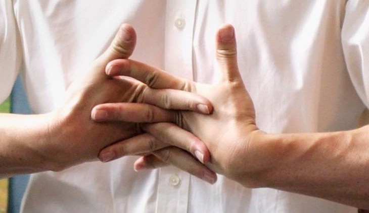 Từ bỏ ngay những thói quen có thể âm thầm tàn phá xương khớp - Ảnh 2.