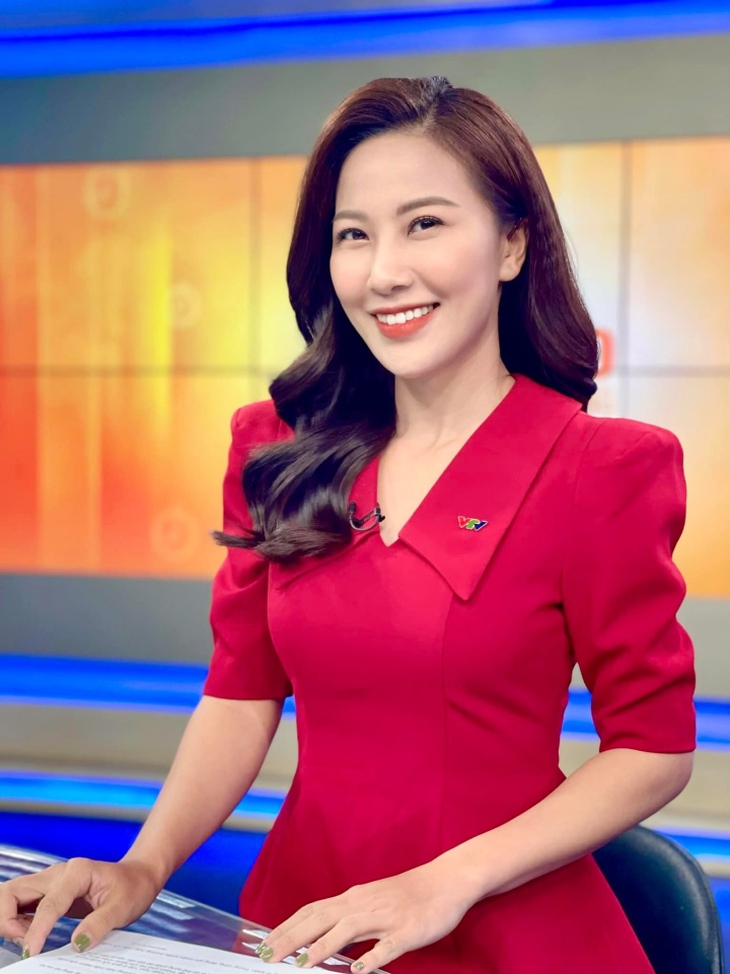 BTV Quỳnh Hoa xin lỗi sau sự cố vạ miệng 'được đón một cơn bão ra hồn' - Ảnh 1. BTV Quỳnh Hoa xin lỗi sau sự cố vạ miệng 'được đón một cơn bão ra hồn' - Ảnh 1.