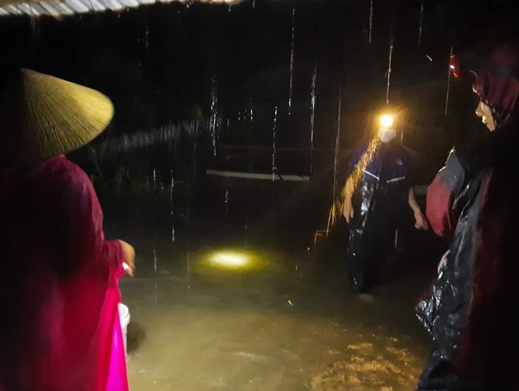 Nghệ An: Mưa lớn sau bão số 4, nhiều địa bàn bị chia cắt, di tản người dân trong đêm - Ảnh 1.