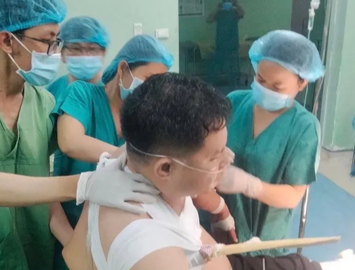Người đàn ông bị cây gỗ đâm xuyên ngực đã được các bác sĩ cứu sống - Ảnh 2. Người đàn ông bị cây gỗ đâm xuyên ngực đã được các bác sĩ cứu sống - Ảnh 2.