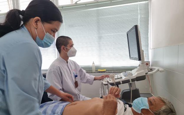 Lương y không lương giúp người nghèo khó