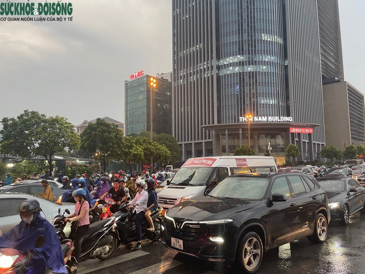 Mưa giờ tan tầm, người Hà Nội nhích từng mét về nhà - Ảnh 8. Mưa giờ tan tầm, người Hà Nội nhích từng mét về nhà - Ảnh 8.
