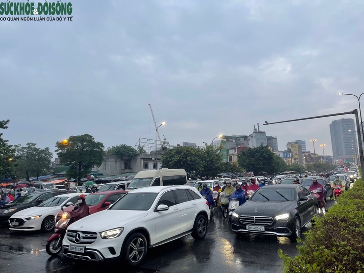 Mưa giờ tan tầm, người Hà Nội nhích từng mét về nhà - Ảnh 6. Mưa giờ tan tầm, người Hà Nội nhích từng mét về nhà - Ảnh 6.