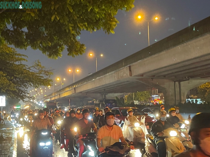 Mưa giờ tan tầm, người Hà Nội nhích từng mét về nhà - Ảnh 10. Mưa giờ tan tầm, người Hà Nội nhích từng mét về nhà - Ảnh 10.