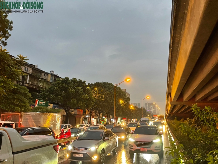 Mưa giờ tan tầm, người Hà Nội nhích từng mét về nhà - Ảnh 9. Mưa giờ tan tầm, người Hà Nội nhích từng mét về nhà - Ảnh 9.
