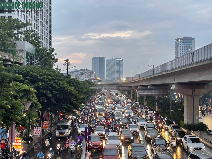 Mưa giờ tan tầm, người Hà Nội nhích từng mét về nhà - Ảnh 7. Mưa giờ tan tầm, người Hà Nội nhích từng mét về nhà - Ảnh 7.