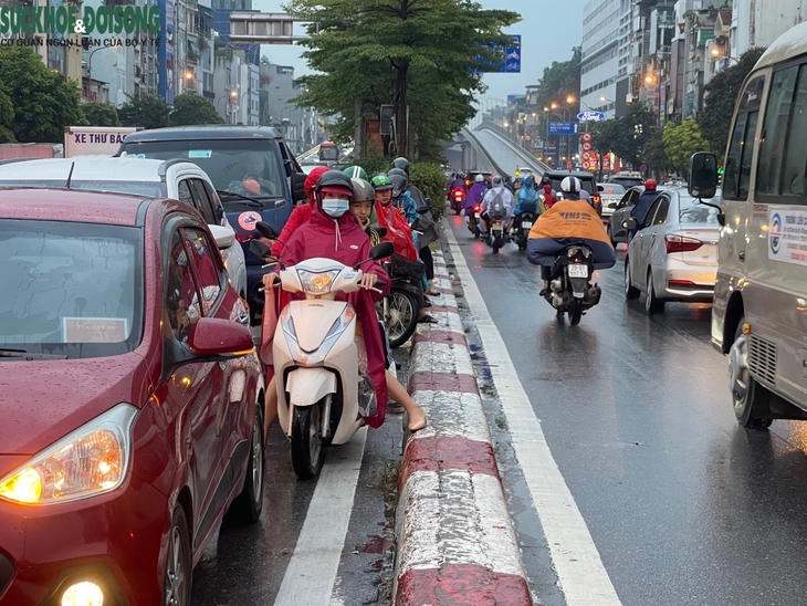 Mưa giờ tan tầm, người Hà Nội nhích từng mét về nhà - Ảnh 4. Mưa giờ tan tầm, người Hà Nội nhích từng mét về nhà - Ảnh 4.