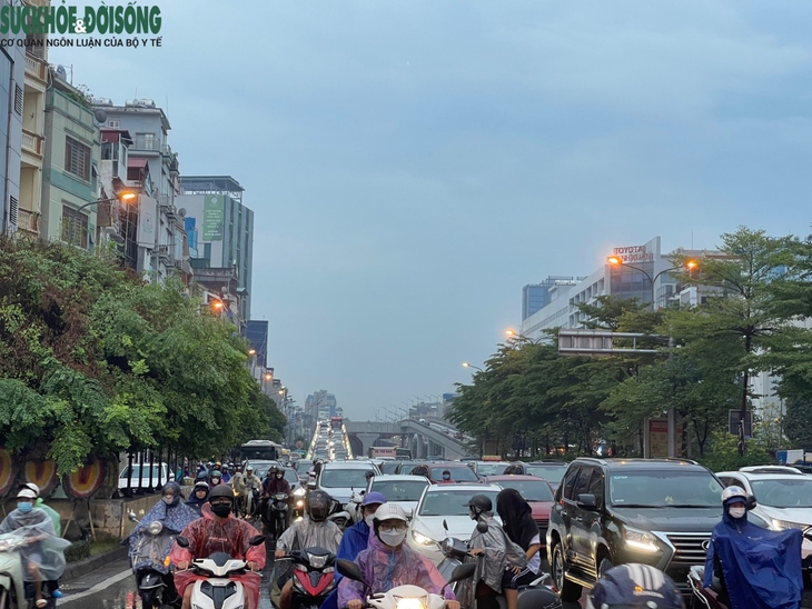 Mưa giờ tan tầm, người Hà Nội nhích từng mét về nhà - Ảnh 2. Mưa giờ tan tầm, người Hà Nội nhích từng mét về nhà - Ảnh 2.