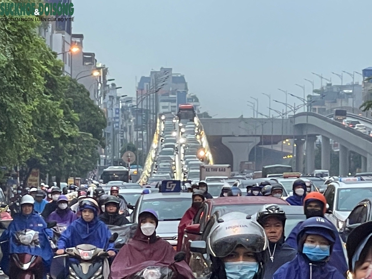 Mưa giờ tan tầm, người Hà Nội nhích từng mét về nhà - Ảnh 1. Mưa giờ tan tầm, người Hà Nội nhích từng mét về nhà - Ảnh 1.