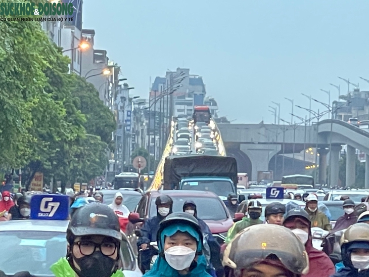 Mưa giờ tan tầm, người Hà Nội nhích từng mét về nhà - Ảnh 3. Mưa giờ tan tầm, người Hà Nội nhích từng mét về nhà - Ảnh 3.