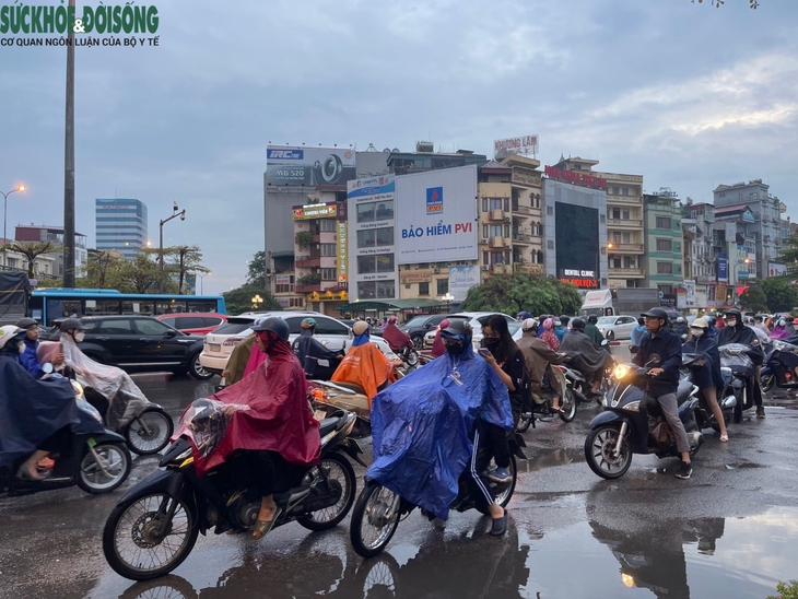 Mưa giờ tan tầm, người Hà Nội nhích từng mét về nhà - Ảnh 5. Mưa giờ tan tầm, người Hà Nội nhích từng mét về nhà - Ảnh 5.