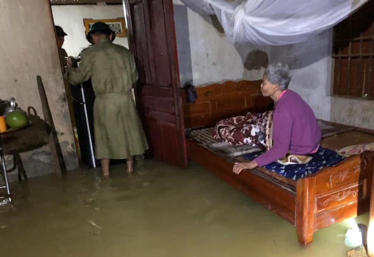 Nghệ An: Mưa lớn sau bão số 4, nhiều địa bàn bị chia cắt, di tản người dân trong đêm - Ảnh 2.